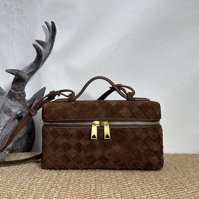 Bv Vanity 编织小盒子包 今年新款中最期待的一只 从看到第一张网图的那一刻就立马心动的那种 小盒子包就是自带精致感可爱感 感觉可以优雅，也可以休闲 肩带