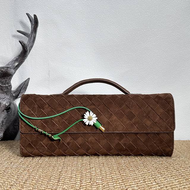 Bv Andiamo Slouch手拿包 羊绒巧克力棕 这个系列是一只比一只火啊 大家对这只手包的需求量一直居高不减 在手包届可以说是独树一帜的存在 像是出席晚