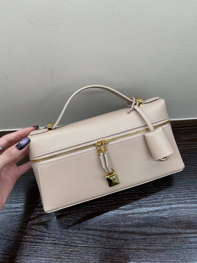 原厂皮 同等质量外贸版 现货｜- ｜羽毛粉｜平纹 2025专柜同步最新款. 采用原厂进口牛皮. Zp的皮做出Zp的效果. 两个锁可以自由拆卸.