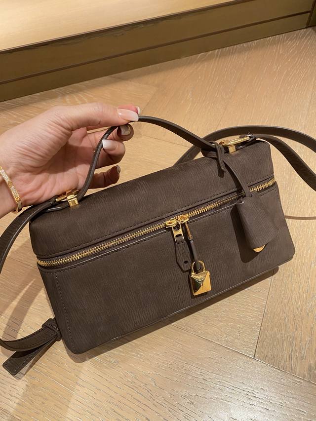 原厂皮 同等质量外贸版 现货｜- ｜深褐色｜牙签纹 2025专柜同步最新款. 采用原厂进口鳄鱼标牛皮. Zp的皮做出Zp的效果. 两个锁可以自由拆卸.