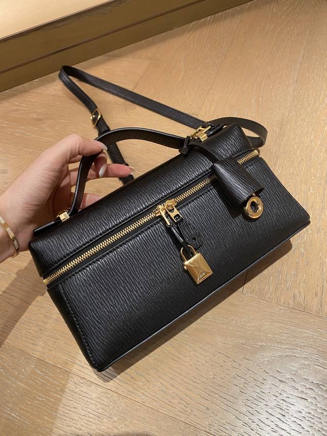 原厂皮 同等质量外贸版 现货｜- ｜黑色｜牙签纹 2025专柜同步最新款. 采用原厂进口鳄鱼标牛皮. Zp的皮做出Zp的效果. 两个锁可以自由拆卸.