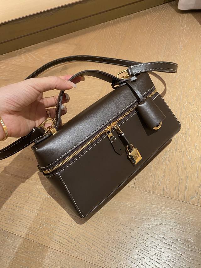 原厂皮 同等质量外贸版 现货｜- ｜巧克力色｜平纹 2025专柜同步最新款. 采用原厂进口牛皮. Zp的皮做出Zp的效果. 两个锁可以自由拆卸.