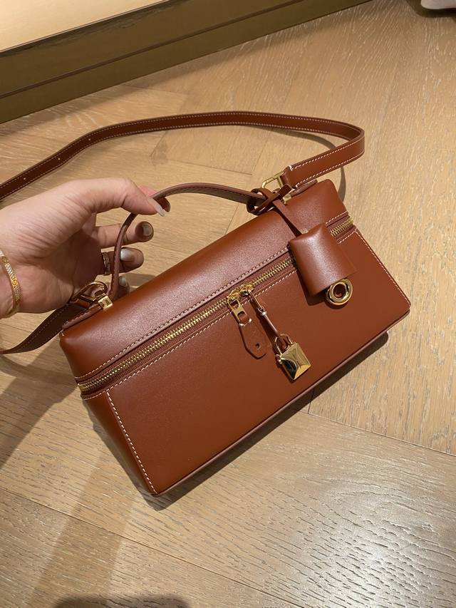 原厂皮 同等质量外贸版 现货｜- ｜Kummel｜平纹 2025专柜同步最新款. 采用原厂进口牛皮. Zp的皮做出Zp的效果. 两个锁可以自由拆卸.