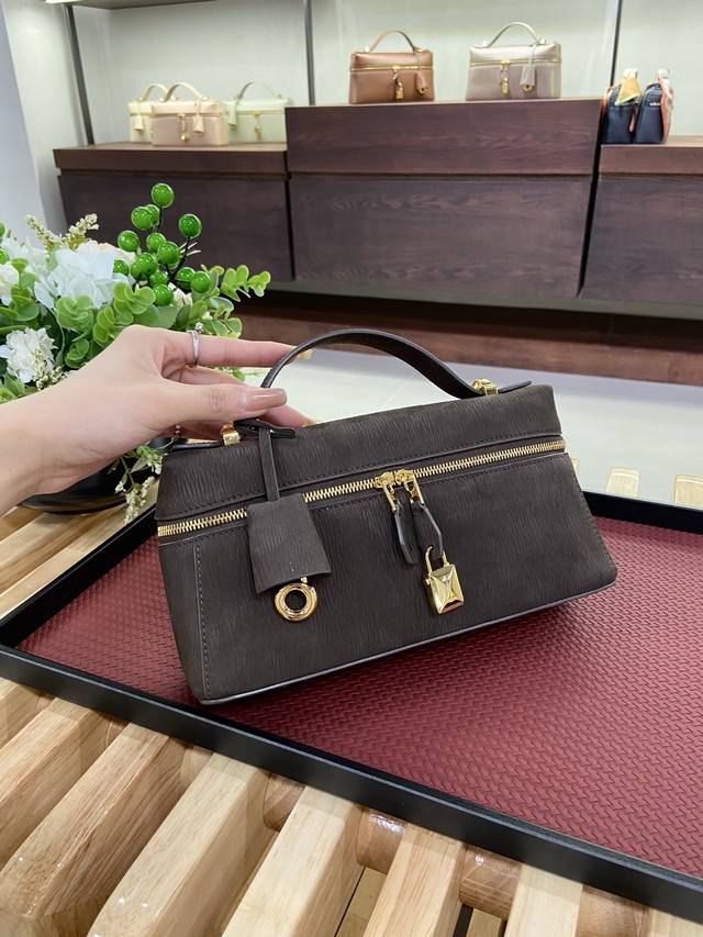 原厂皮 同等质量外贸版 ｜- ｜深褐色｜牙签纹 2025专柜同步最新款. 采用原厂进口鳄鱼标牛皮. Zp的皮做出Zp的效果. 两个锁可以自由拆卸.