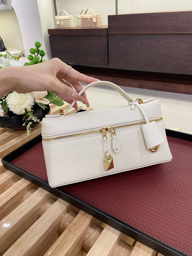 原厂皮 同等质量外贸版 现货｜- ｜周日清晨｜钻石纹 2025专柜同步最新款. 采用原厂进口牛皮. Zp的皮做出Zp的效果. 两个锁可以自由拆卸.