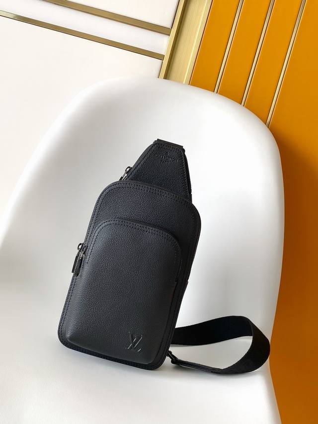 163C01 芯片 头层牛皮 M15255黑色 15269蓝色 顶级原单 变码芯片163C 兼具优异耐久性和柔韧性的皮革“Avenue Sling Bag Pm