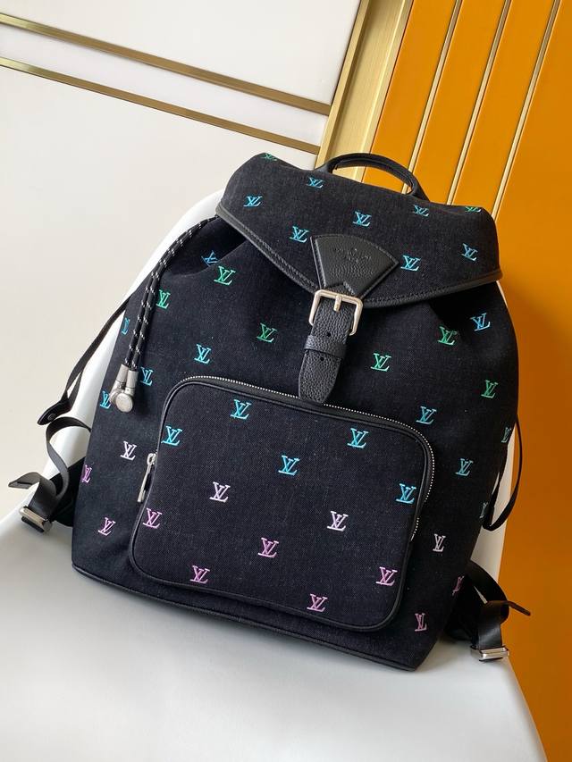 M14135 刺绣牛仔黑本款 Montsouris 双肩包取材水洗 Lv Blason 丹宁，以深邃色调烘托渐变效果 Lv 字母，展现 Pharrell Wil