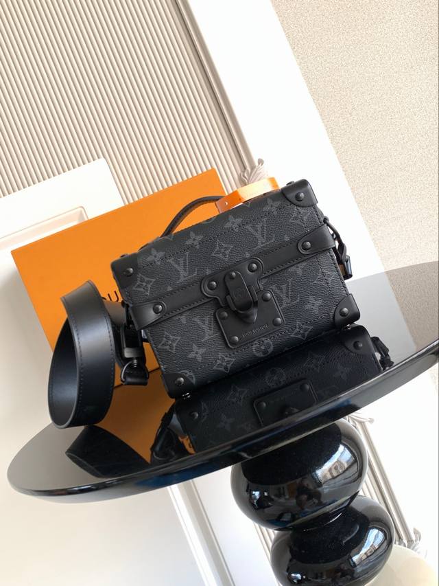 特级 动态芯片 本款 手袋取材 帆布，以柔软贴身的紧凑构型实现舒适斜挎。加固包角、皮革细节和 锁扣点明系列身份。 型号： M11743 皮料： 是西班牙级皮料