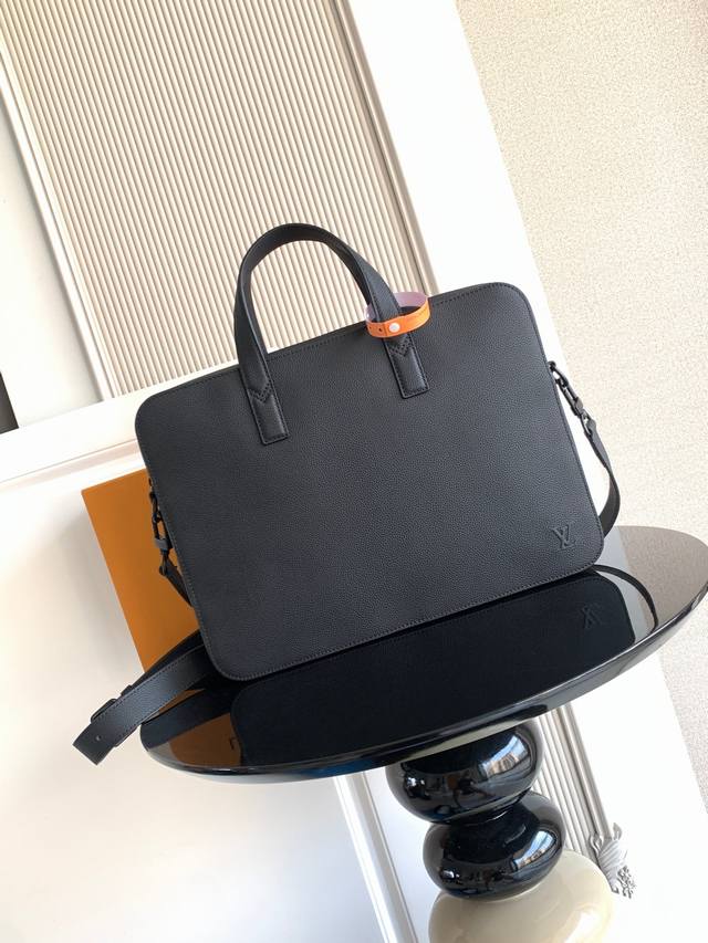 特级 动态芯片 公文包选用蜡面牛皮革塑造轻柔构型和充裕空间，以加衬内隔层稳妥收纳 寸笔记本电脑。纤薄设计搭配可拆卸并调节的肩带，实现手拿、肩背或斜挎的自如转换。