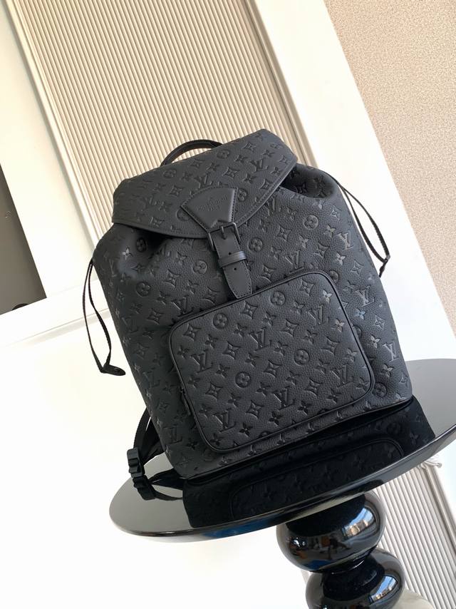 特级 动态芯片 本款 双肩包为 帆布搭配牛皮革饰边，通过抽绳和磁扣带确保稳妥收纳。大号拉链前袋方便取放随行所需，可调节肩带实现舒适背携体验。 型号： M2312