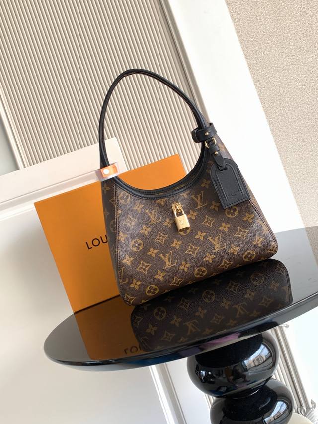 特级 动态芯片 本款 小号手袋向 年问世的 手袋汲取灵感，以经典 帆布裁出兼具潮流格调与实用功能的雅致构型。标志性挂锁点缀名牌，与深邃皮革饰边共筑考究细节。可轻