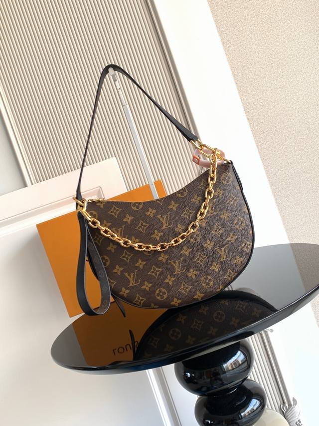 特级 动态芯片 手袋取材 涂层帆布，以撞色皮革饰边烘托半月形构型。轻盈设计结合可调节手柄和可拆卸链条，实现斜挎和肩背的自如转换。可将手袋两端相连，打造潮流腕包造