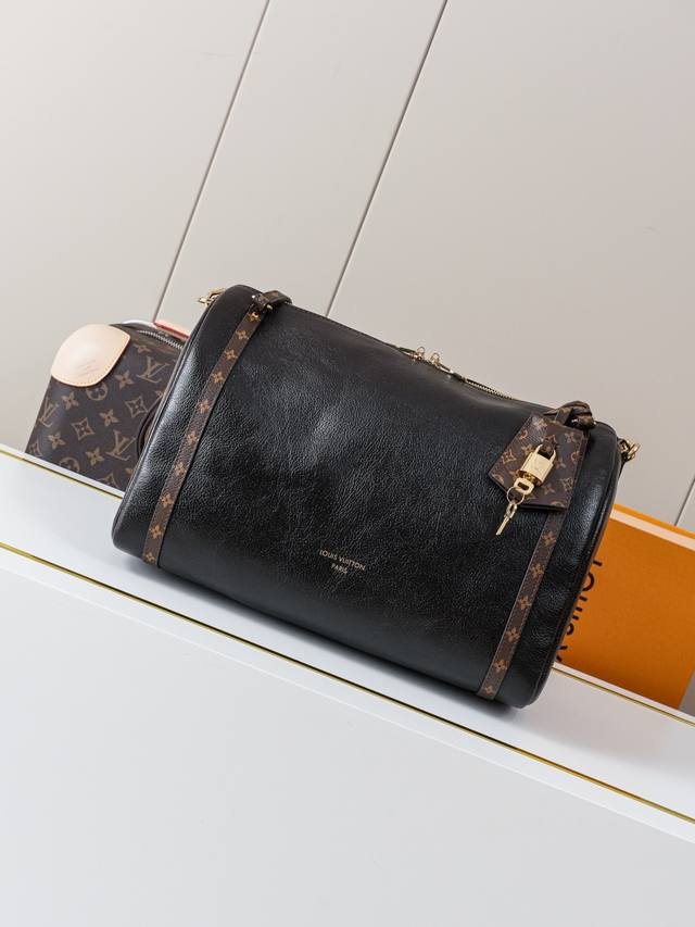 动态163C01芯片 M26359 乌木漆中号 顶级原单 独家背景实拍 本季 Express 中号手袋专为现代女性匠心打造。本款标志性设计采用牛皮革包身搭配 M 动态163C01芯片 M26359 乌木漆中号 顶级原单 独家背景实拍 本季 Express 中号手袋专为现代女性匠心打造。本款标志性设计采用牛皮革包身搭配 M