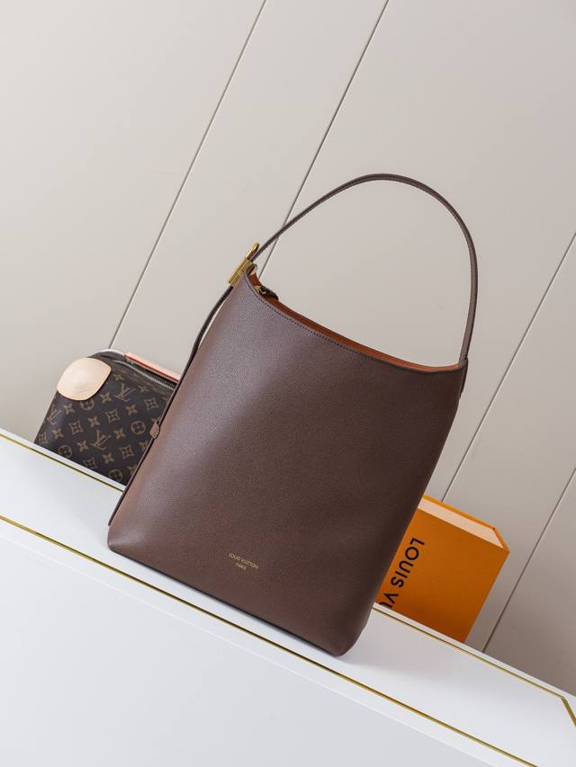 动态163C01芯片 M12982咖啡 顶级原单 独家背景实拍 本款 Low Key Hobo 中号手袋为牛皮革渲染浓郁色调，在摩登与休闲之间巧妙觅得平衡。耀目