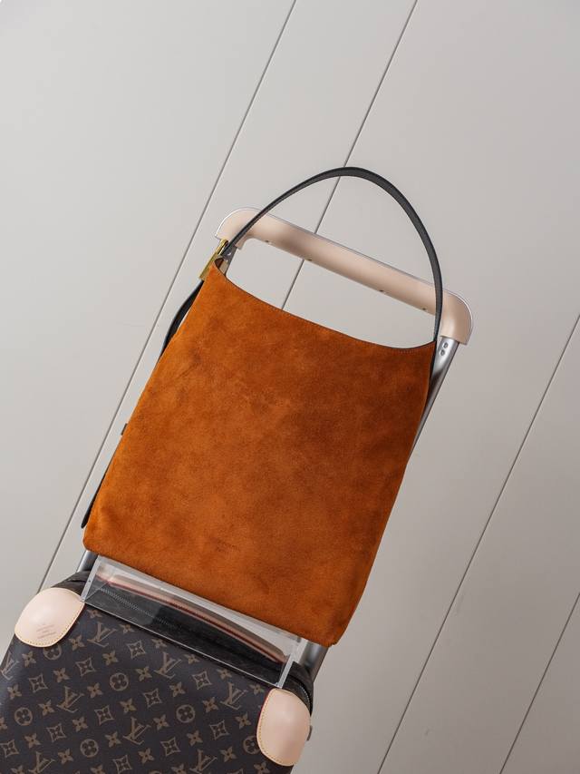 动态163C01芯片 M25516棕 顶级原单 独家背景实拍 本款 Hobo 中号手袋取材柔滑绒面牛皮革，以品牌利落构型回溯 1970 年代的波西米亚美学。皮革