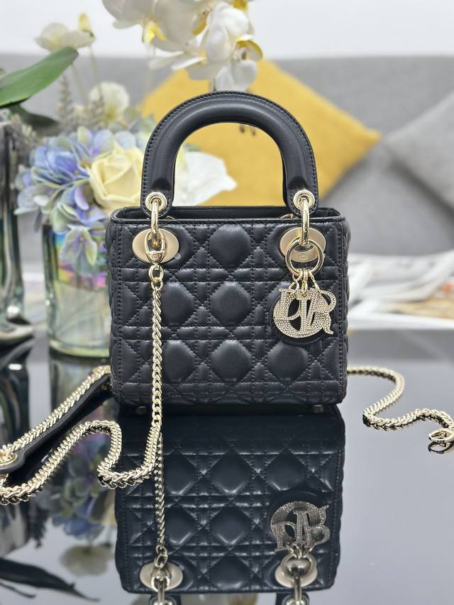 顶级原单Lady Dior 三格钻石扣羊皮,内里配羊筋,采用羊皮革精心制作,通体饰以藤格纹缉面线打造醒目的绗缝纹理,时髦典雅的设计经久不衰。饰以仿水晶点缀的 D 顶级原单Lady Dior 三格钻石扣羊皮,内里配羊筋,采用羊皮革精心制作,通体饰以藤格纹缉面线打造醒目的绗缝纹理,时髦典雅的设计经久不衰。饰以仿水晶点缀的 D