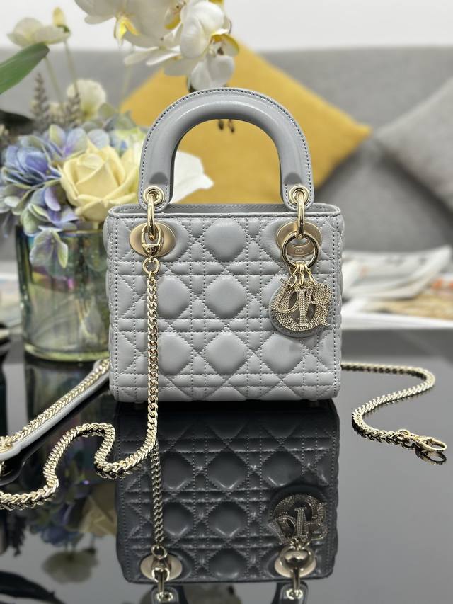 顶级原单Lady Dior 三格钻石扣羊皮,内里配羊筋,采用羊皮革精心制作,通体饰以藤格纹缉面线打造醒目的绗缝纹理,时髦典雅的设计经久不衰。饰以仿水晶点缀的 D 顶级原单Lady Dior 三格钻石扣羊皮,内里配羊筋,采用羊皮革精心制作,通体饰以藤格纹缉面线打造醒目的绗缝纹理,时髦典雅的设计经久不衰。饰以仿水晶点缀的 D