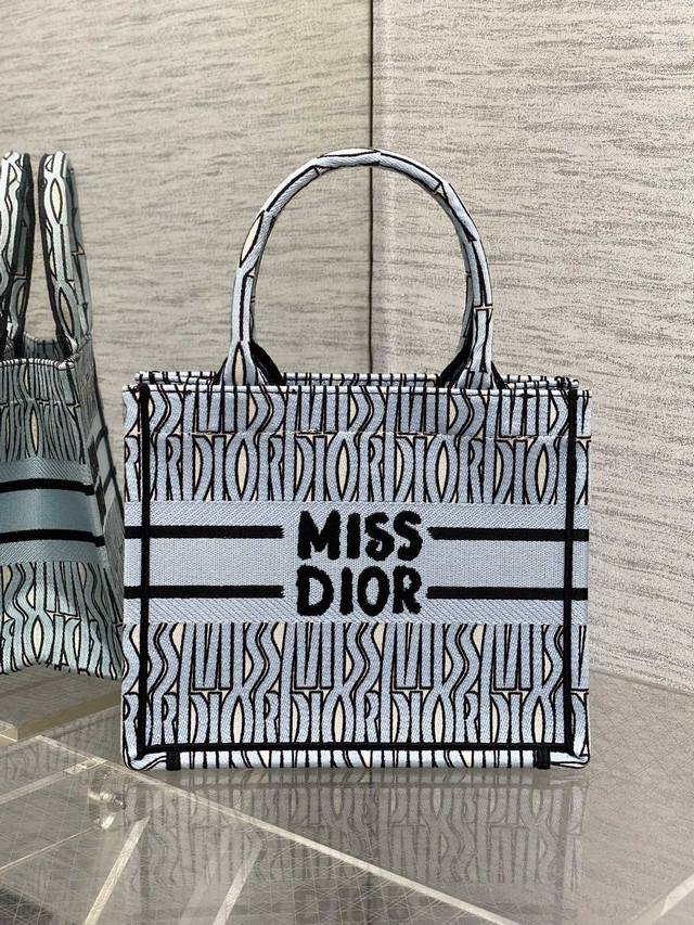 正品级 ，高版本 淡蓝印章小号现货 Tote最新尺寸小号，被种草了这个包，比原本的小号短一点，显得非常秀气，既保留了小包的精致可爱，又兼具了大包的大容量，完全满