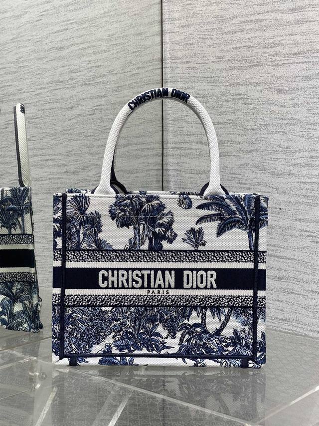 正品级 ，高版本 蓝树叶小号现货 Tote最新尺寸小号，被种草了这个包，比原本的小号短一点，显得非常秀气，既保留了小包的精致可爱，又兼具了大包的大容量，完全满足