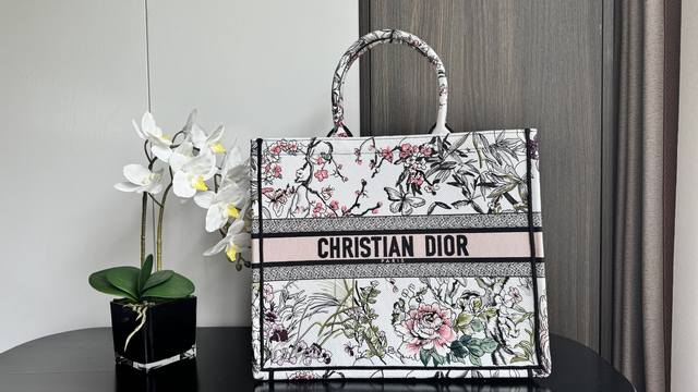 正品级 ，高版本 月季花大号现货 Tote最新夏季系列，月季花刺绣图案，夏日气息扑面而来，高级的拼色，标志性的字母，超大容量的设计 ，凹造型神器 ，时尚精必入款