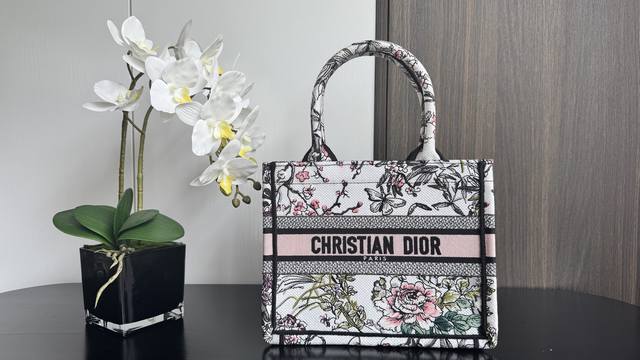 正品级 ，高版本 月季花小号现货 Tote最新尺寸小号，被种草了这个包，比原本的小号短一点，显得非常秀气，既保留了小包的精致可爱，又兼具了大包的大容量，完全满足