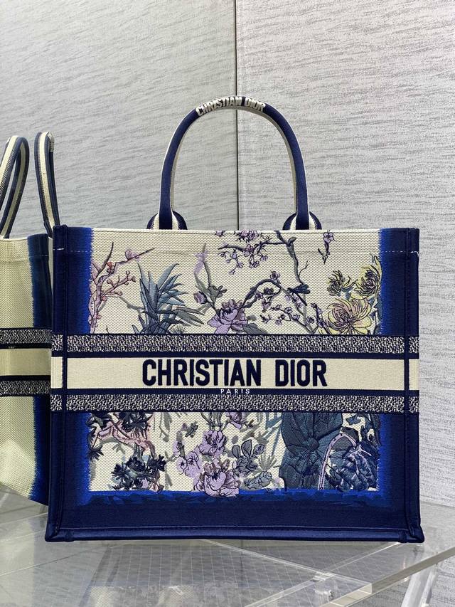 正品级 ，高版本 荷花大号现货 Tote最新夏季系列，四月花刺绣图案，夏日气息扑面而来，高级的拼色，标志性的字母，超大容量的设计 ，凹造型神器 ，时尚精必入款，