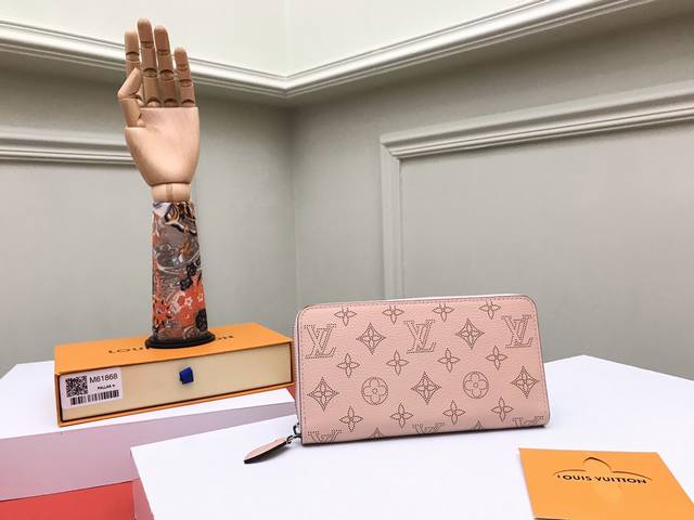 正品级 顶级原单 M61868粉色作为尤其具代表性的多功能路易威登皮具之一，此款Zippy钱夹采用柔软而具有细腻粒纹的Mahina皮革，饰有精致的Monogra