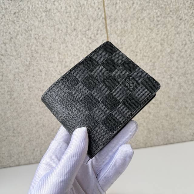 正品级 顶级原单 N00091短夹这款纤细钱包由路易威登经典的达米耶石墨涂层帆布制成，内衬蓝色牛皮，这抹亮色为灰色的棋盘格图案增添了几分现代感。尺寸:11.5