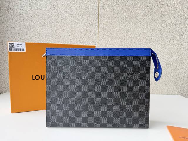 正品级 顶级原单 M00088手包Pochette Voyage Mm采用达米耶石墨纹帆布制成，顶部装饰有鲜艳的蓝色皮革，为这款简约设计的手袋增添了一丝新意。这