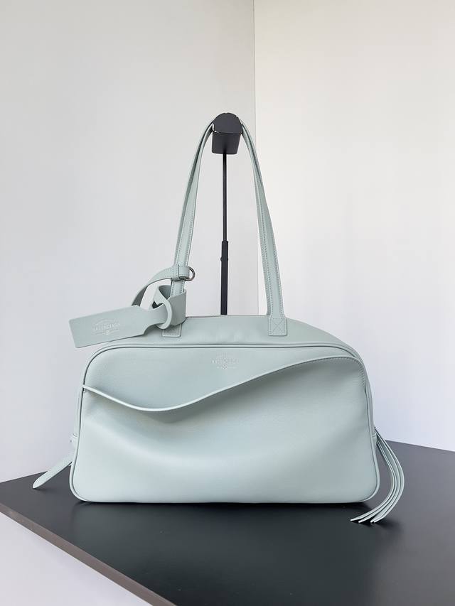 正品级 新推出的保龄球系列真的鲨疯了！！独特弧形包身 上身辨识度直接拉满双提手设计超贴心上身优雅大方，亦可单肩背随性自在哪个小可爱还不快入手一只！ 款号：826