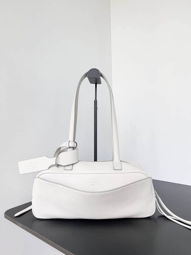 正品级 新推出的保龄球系列真的鲨疯了！！独特弧形包身 上身辨识度直接拉满双提手设计超贴心上身优雅大方，亦可单肩背随性自在哪个小可爱还不快入手一只！ 款号：832