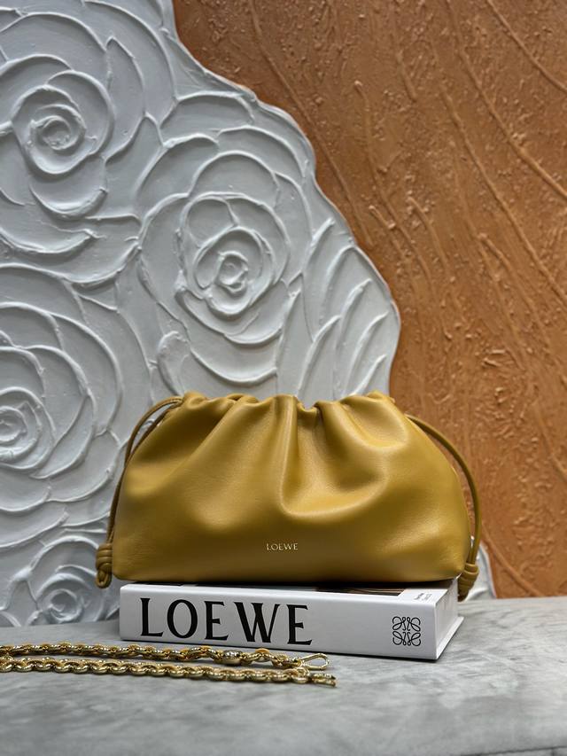 原厂皮 明星同款中号柔软纳帕羊皮革 Flamenco Purse 手拿包 沙黄 Flamenco Purse 采用褶皱设计，侧面搭配标志性绳结。此中号版本采用柔