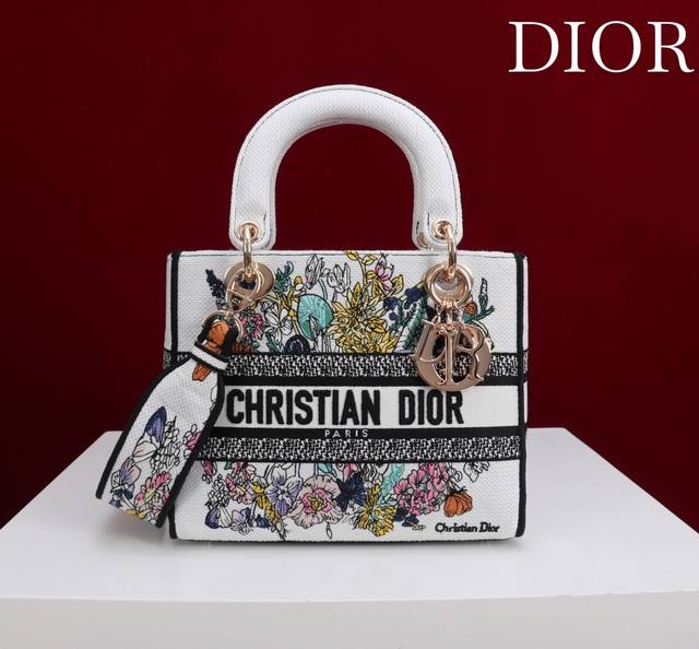 正品级 ，高版本 彩色蜻蜓 五格刺绣 Lady最新夏季系列，简洁的拼色，精美绝伦的刺绣，让整个包非常亮眼，大容量的设计 ，凹造型神器，时尚精必入款，超级复古的，