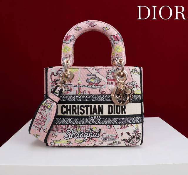 正品级 ，高版本 上海迪士尼 五格刺绣 Lady最新夏季系列，简洁的拼色，精美绝伦的刺绣，让整个包非常亮眼，大容量的设计 ，凹造型神器，时尚精必入款，超级复古的