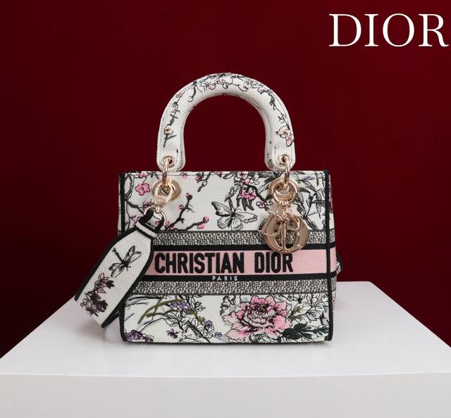 正品级 ，高版本 紫罗兰 五格刺绣 Lady最新夏季系列，简洁的拼色，精美绝伦的刺绣，让整个包非常亮眼，大容量的设计 ，凹造型神器，时尚精必入款，超级复古的，容