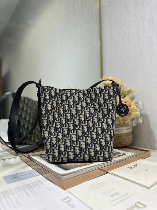 正品级 ，高版本 小号 Diorstar 水桶包 蓝D布 这款 Diorstar 小号水桶包是二零二六早春成衣系列新品，精巧实用的设计彰显百搭的审美风格。采用蓝