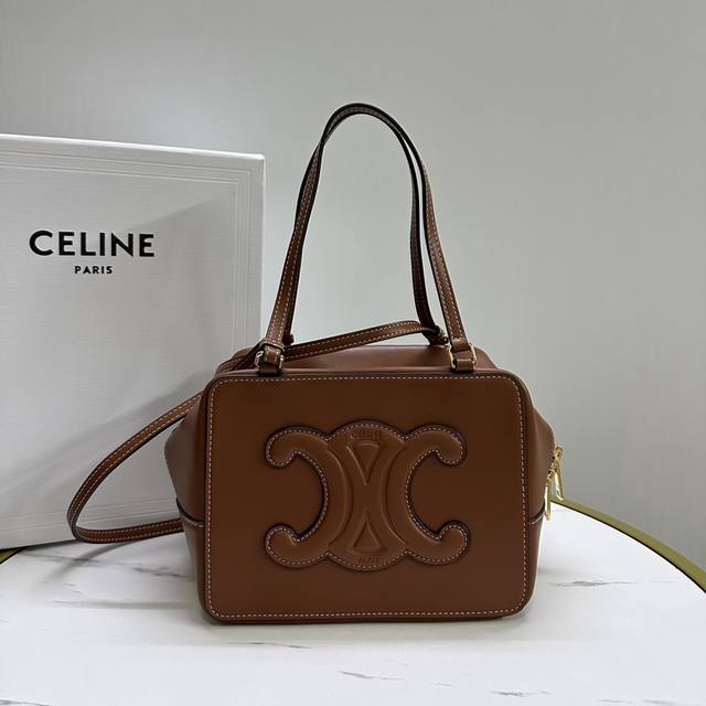 正品级 新品上线 Ce新出Folded手提袋～方形设计，包型饱满，属于柔软的盒子包类型。整体简约大气，百搭有气质。搭配长肩带，可肩背，可手提，好看又实用！ 风格