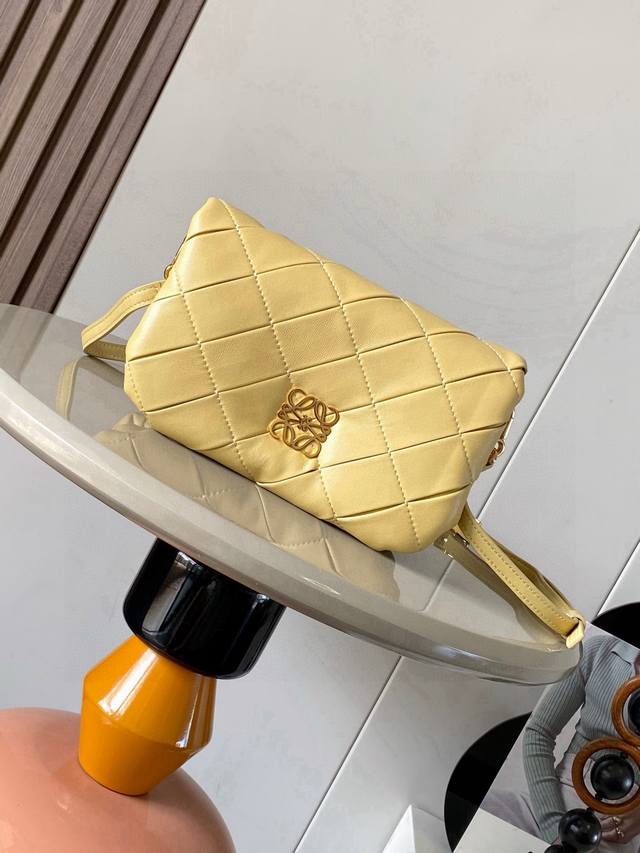 原厂皮 迷你亮面纳帕羊皮革褶皱 Puffer Goya 手袋Goya Puffer 受到了Goya 美学的启发，通过带有鹅毛衬垫的闪亮纳帕羊皮革带来了全新的感官