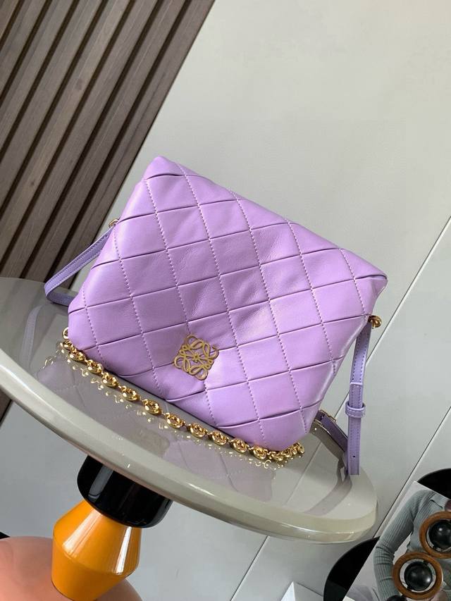 原厂皮 复褶闪亮纳帕羊皮革 Puffer Goya 手袋Puffer Goya 受到了 Goya 美学的启发，通过带有鹅毛衬垫的闪亮纳帕羊皮革，带来了全新的感官