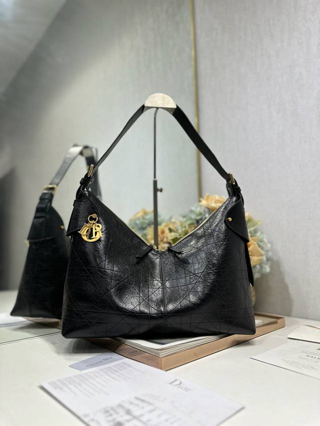 正品级 ,高版本 大号 Dior Voyage 手袋 褶皱黑色 这款 Dior Voyage 手袋是二零二六早春成衣系列新品,融合柔软线条和高雅的细节,打造协调 正品级 ,高版本 大号 Dior Voyage 手袋 褶皱黑色 这款 Dior Voyage 手袋是二零二六早春成衣系列新品,融合柔软线条和高雅的细节,打造协调