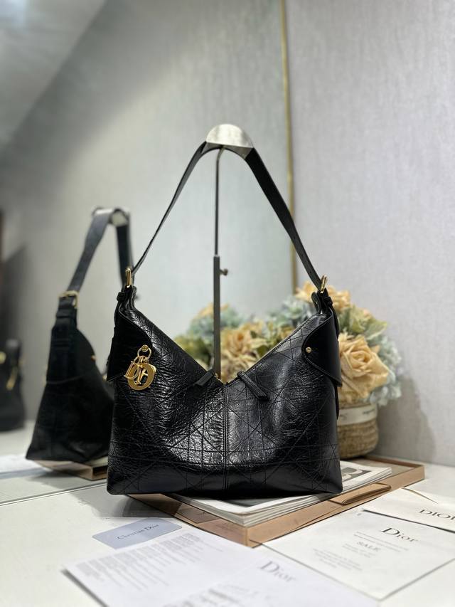正品级 ,高版本 中号 Dior Voyage 手袋 褶皱黑色 这款 Dior Voyage 手袋是二零二六早春成衣系列新品,融合柔软线条和高雅的细节,打造协调 正品级 ,高版本 中号 Dior Voyage 手袋 褶皱黑色 这款 Dior Voyage 手袋是二零二六早春成衣系列新品,融合柔软线条和高雅的细节,打造协调
