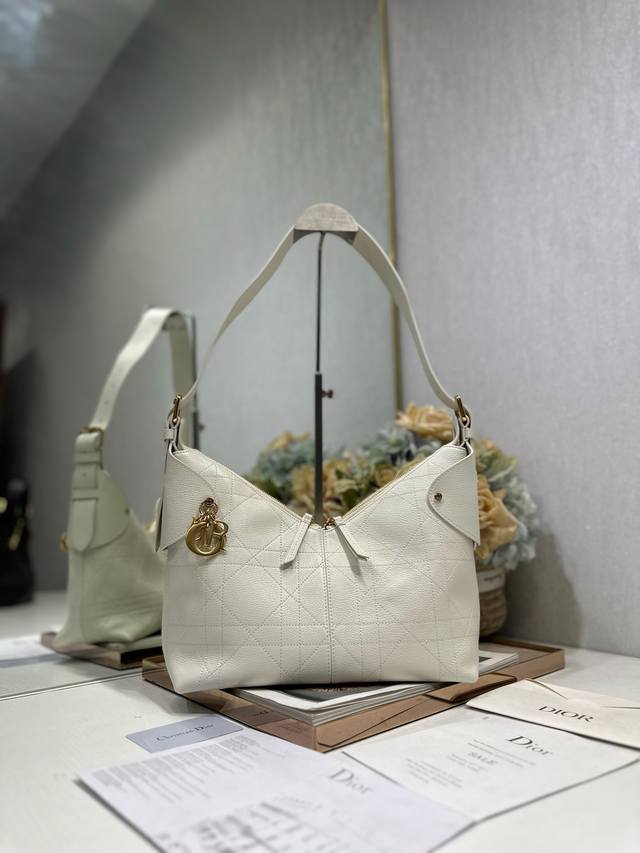 正品级 ,高版本 中号 Dior Voyage 手袋 山羊纹白色 这款 Dior Voyage 手袋是二零二六早春成衣系列新品,融合柔软线条和高雅的细节,打造协 正品级 ,高版本 中号 Dior Voyage 手袋 山羊纹白色 这款 Dior Voyage 手袋是二零二六早春成衣系列新品,融合柔软线条和高雅的细节,打造协
