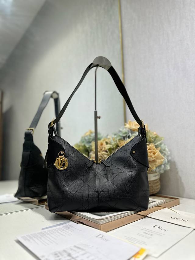 正品级 ,高版本 中号 Dior Voyage 手袋 山羊纹黑色 这款 Dior Voyage 手袋是二零二六早春成衣系列新品,融合柔软线条和高雅的细节,打造协 正品级 ,高版本 中号 Dior Voyage 手袋 山羊纹黑色 这款 Dior Voyage 手袋是二零二六早春成衣系列新品,融合柔软线条和高雅的细节,打造协