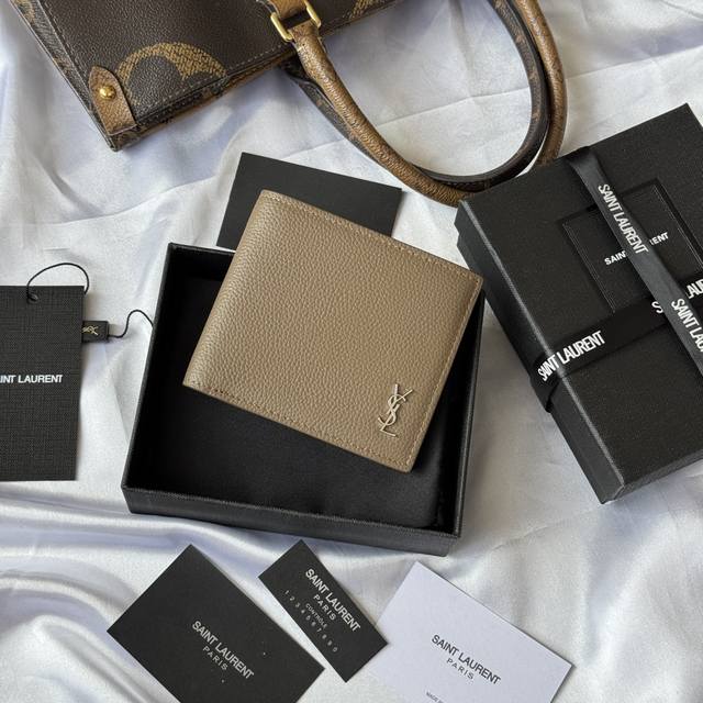 Ysl 2025秋冬上新 男士钱包 内里可放卡片 大钞 荔枝纹牛皮制作 Monogram对折钱包，饰以金属Ysl字母标志。内部：两个纸币隔层、八个卡片槽和两个票