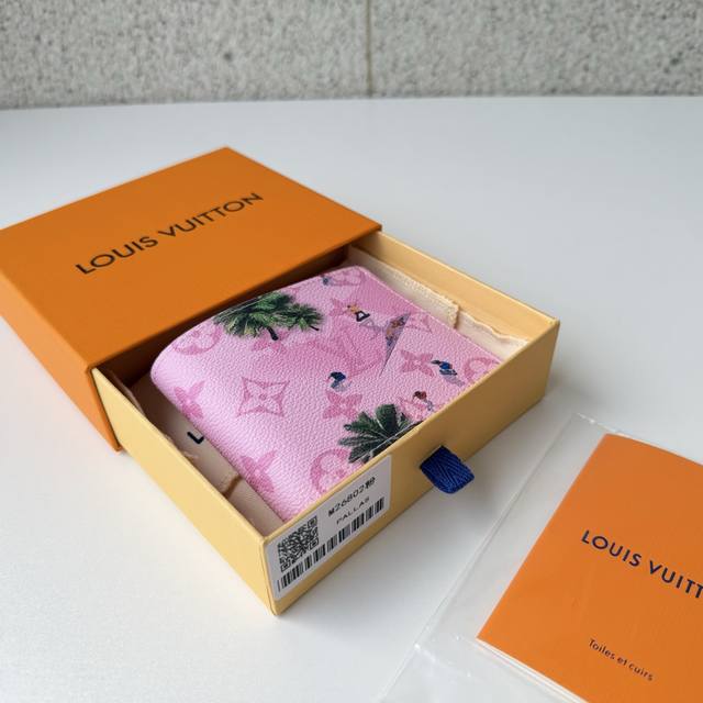 正品级 顶级原单 M26802粉使用Monogram帆布的“Portefeuille Slender”。从空中拍摄的微缩运动场景，通过充满趣味的印花表现出来。低