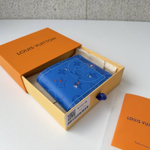 正品级 顶级原单 M26801蓝使用Monogram帆布的“Portefeuille Slender”。从空中拍摄的微缩运动场景，通过充满趣味的印花表现出来。低