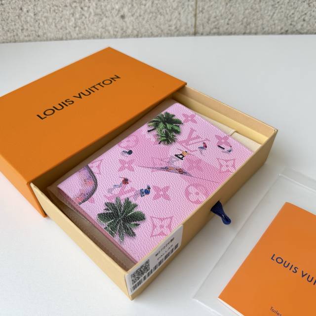 正品级 顶级原单 M27229护照在婴儿粉红色的单体画布上，配有从空中捕捉滑冰者充满乐趣的场景“Couvertuer Passport”。这是一件充满活力和年轻