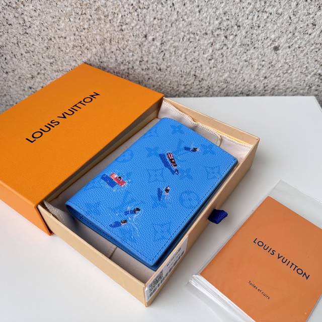 正品级 顶级原单 M14875绿色护照在色彩缤纷的单体画布上,配以逼真的微型体育场面的“库维尔图尔 帕斯波尔”。是送给所有旅行者的父亲节快乐礼物。通过在轻松的单 正品级 顶级原单 M14875绿色护照在色彩缤纷的单体画布上,配以逼真的微型体育场面的“库维尔图尔 帕斯波尔”。是送给所有旅行者的父亲节快乐礼物。通过在轻松的单