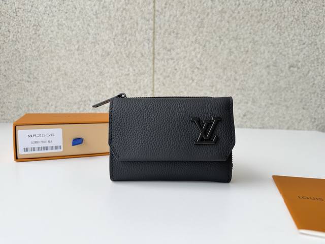 正品级 顶级原单 M81740五金从路易 维顿的旅行传统中汲取灵感的“空气动力学”系列之一的“Portouille Pilot”。这款精致柔软的牛皮皮革，让人联