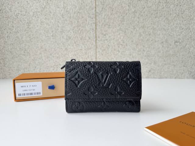 正品级 顶级原单 M82566压花“Porto Foyle Pilot”是用粗略地压花加工的全谷纹理皮革制作的单体图案。这款小钱包在前挡板的角上进行斜切，配有拉